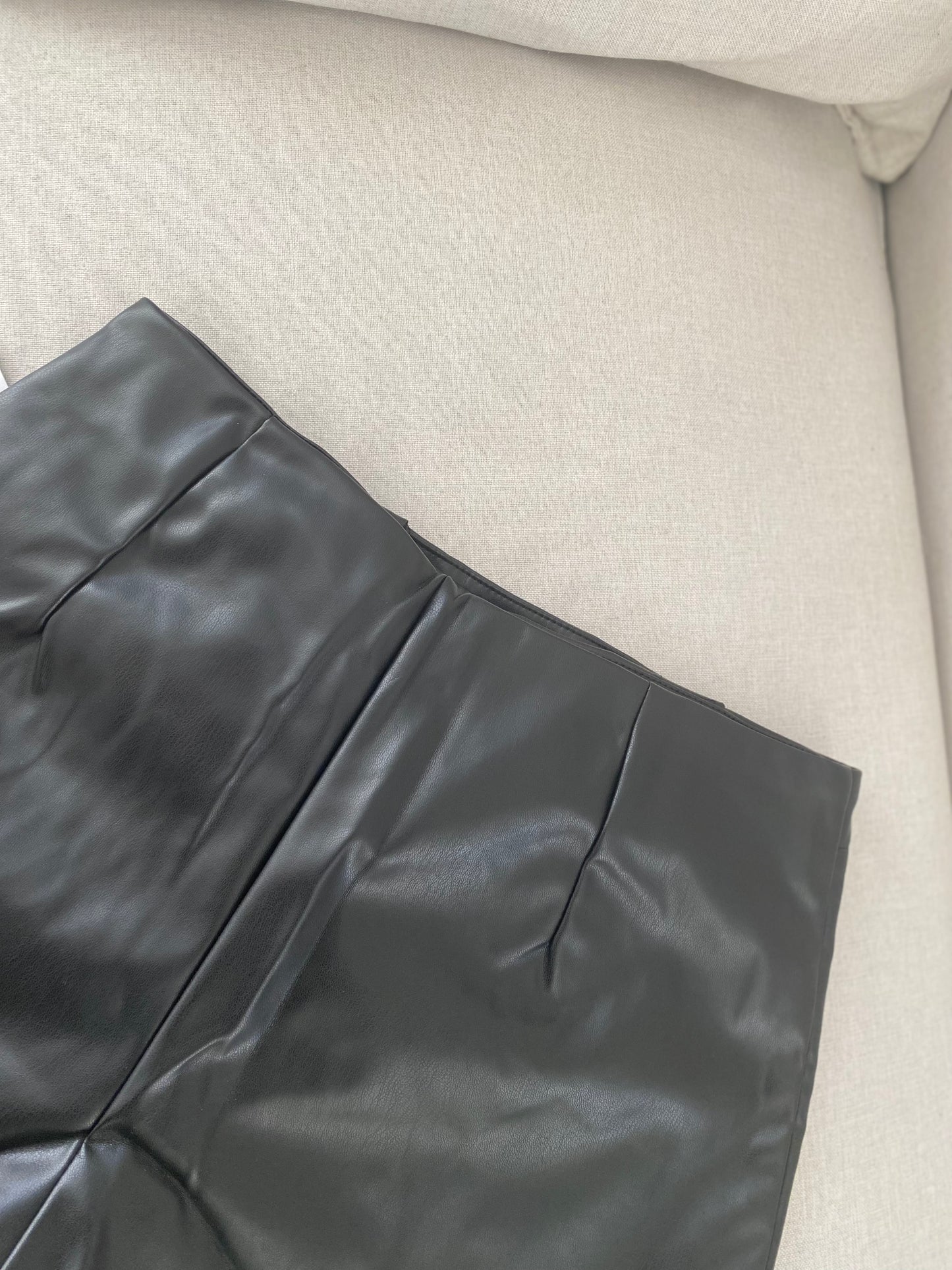 FALDA SHORT ECOCUERO NEGRA