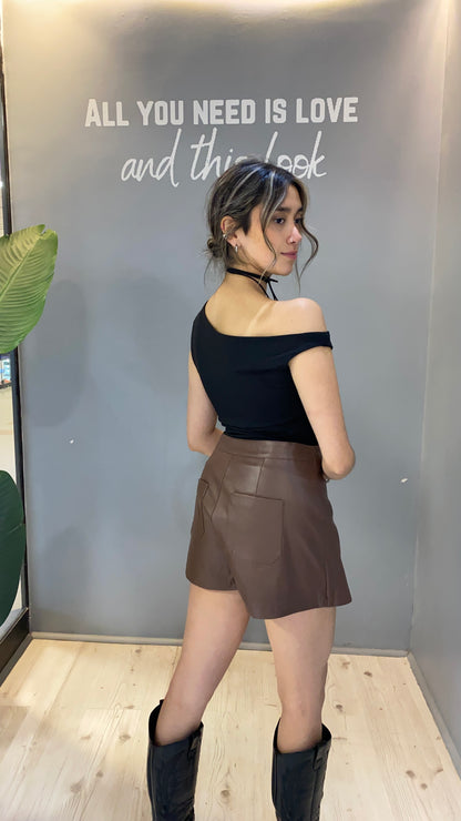 FALDA ECOCUERO CAFÉ CON DETALLES DORADOS