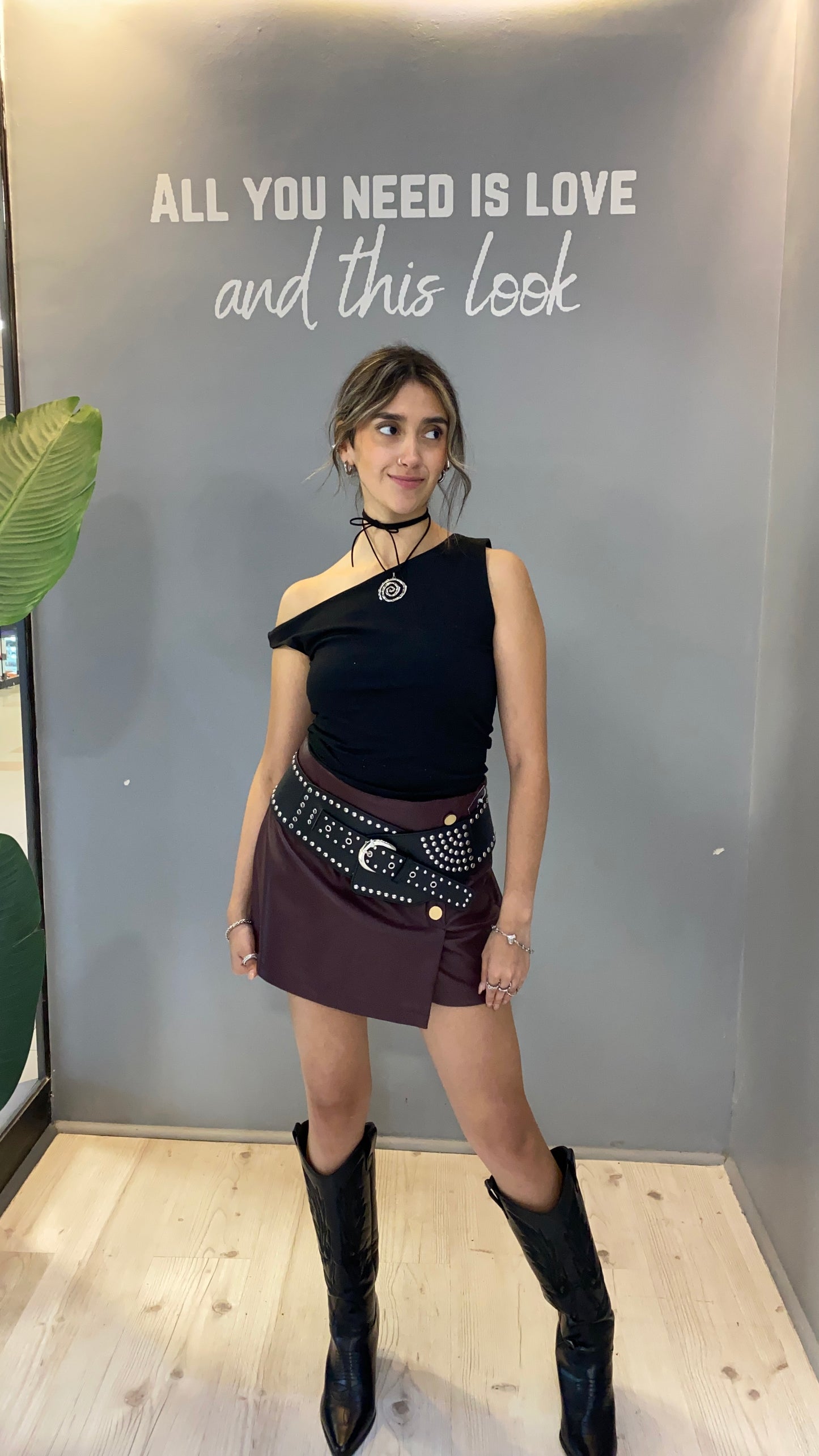 FALDA SHORT BORDO CON DETALLES DORADOS