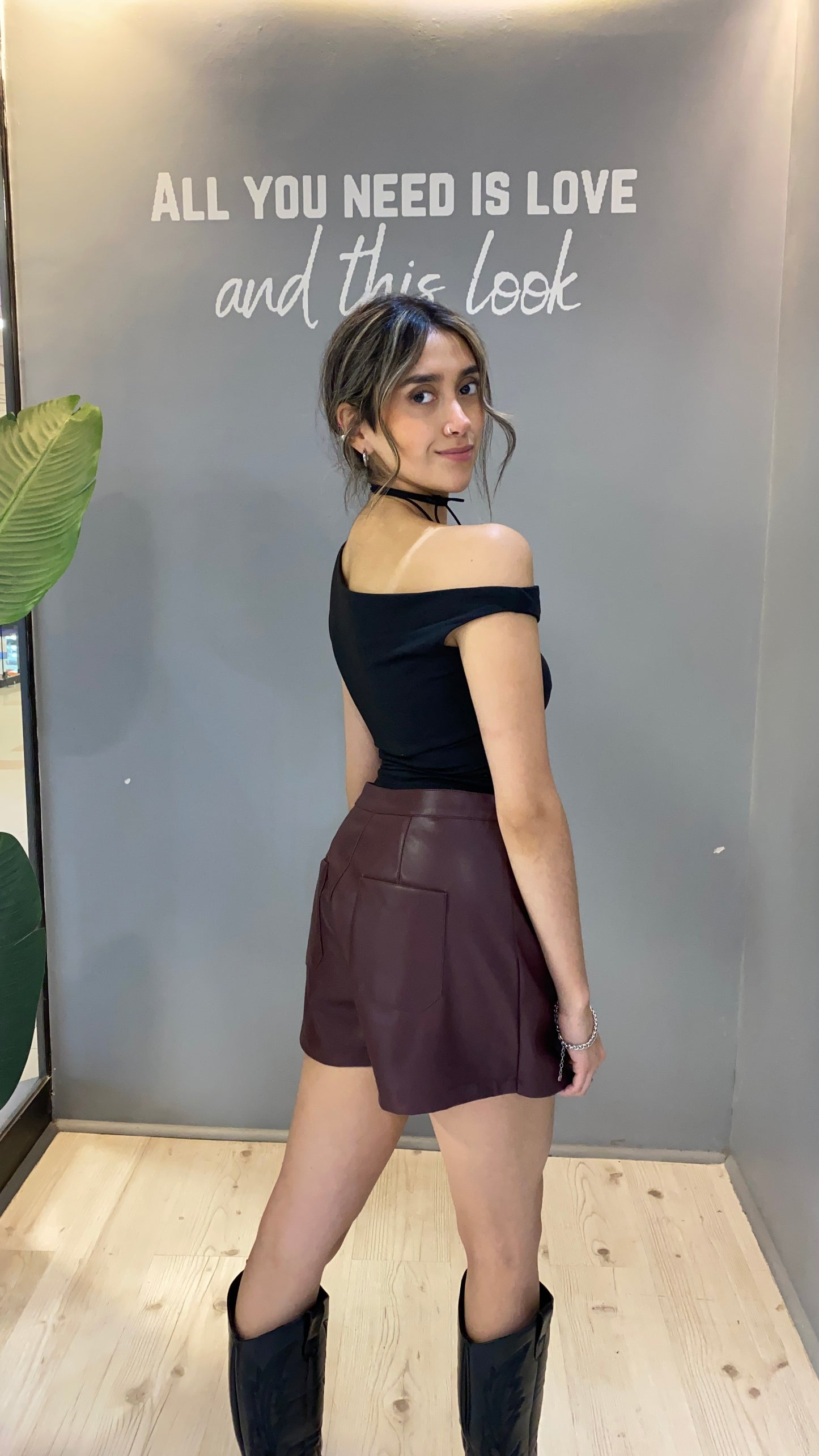 FALDA SHORT BORDO CON DETALLES DORADOS