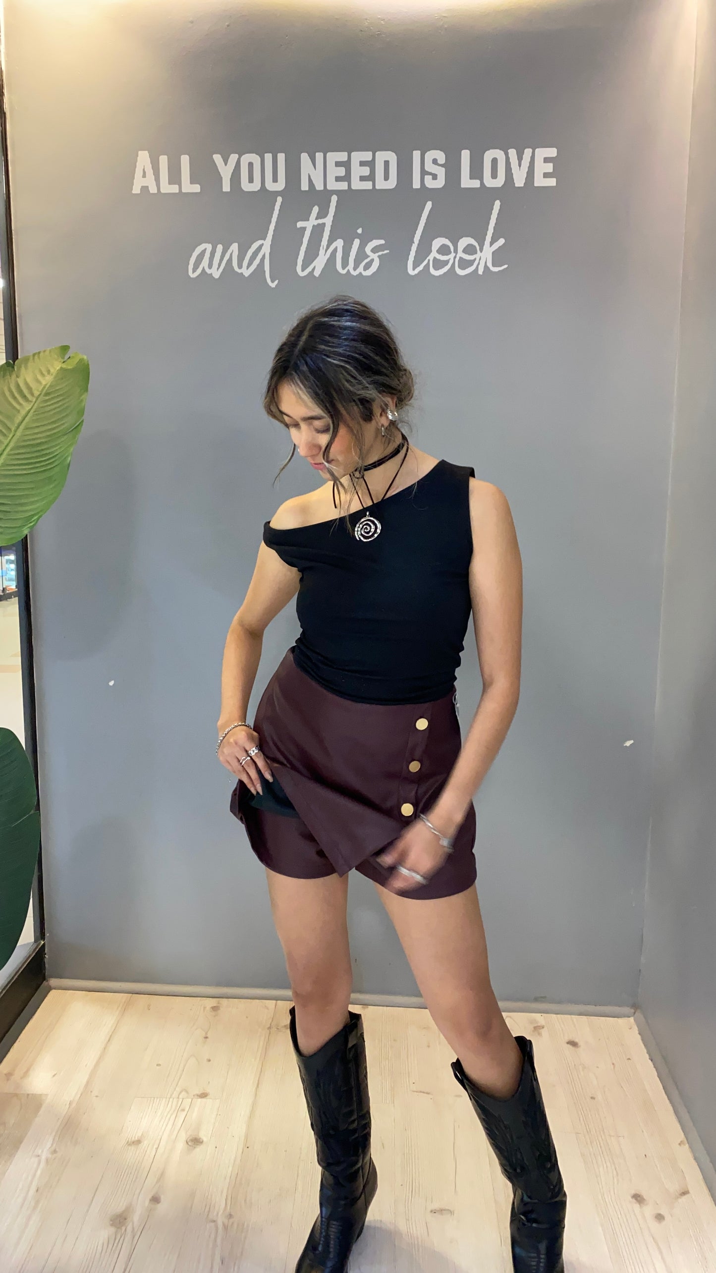 FALDA SHORT BORDO CON DETALLES DORADOS