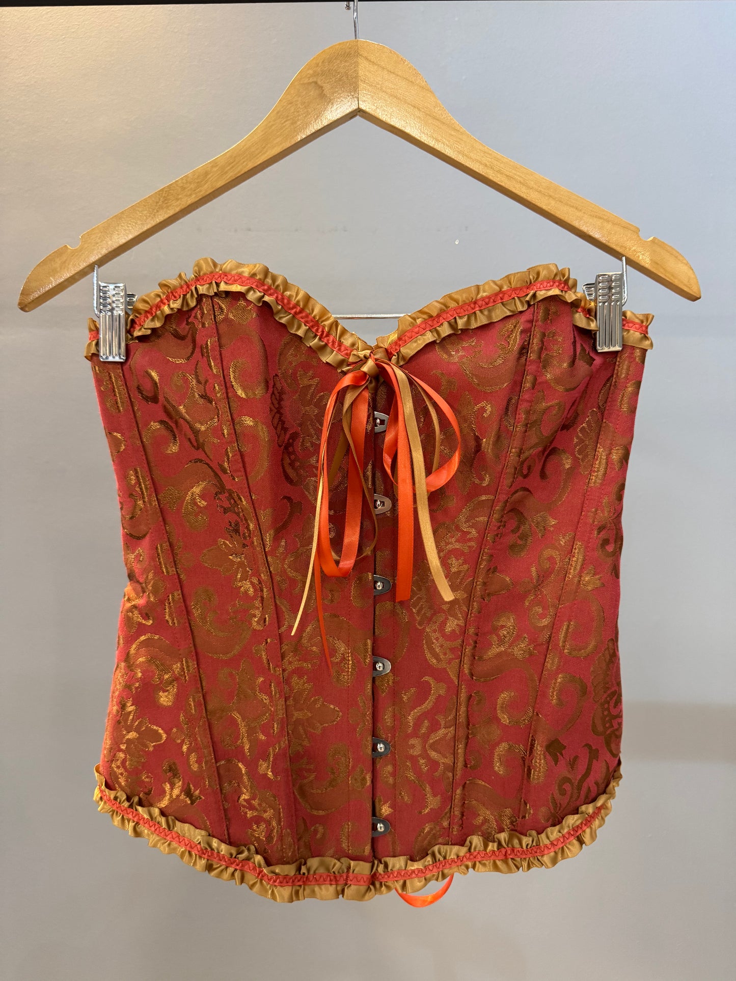 CORSÉ VICTORIANO NARANJA DETALLES DORADOS