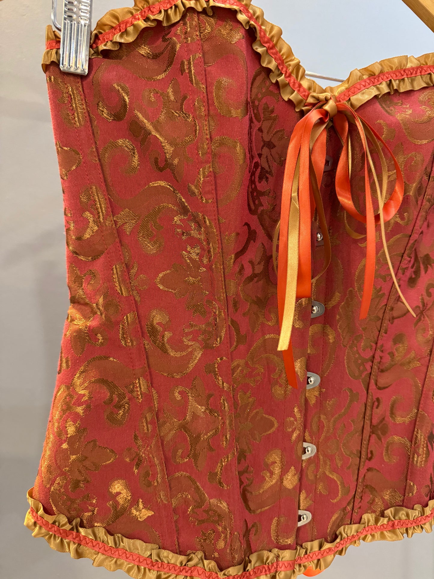 CORSÉ VICTORIANO NARANJA DETALLES DORADOS