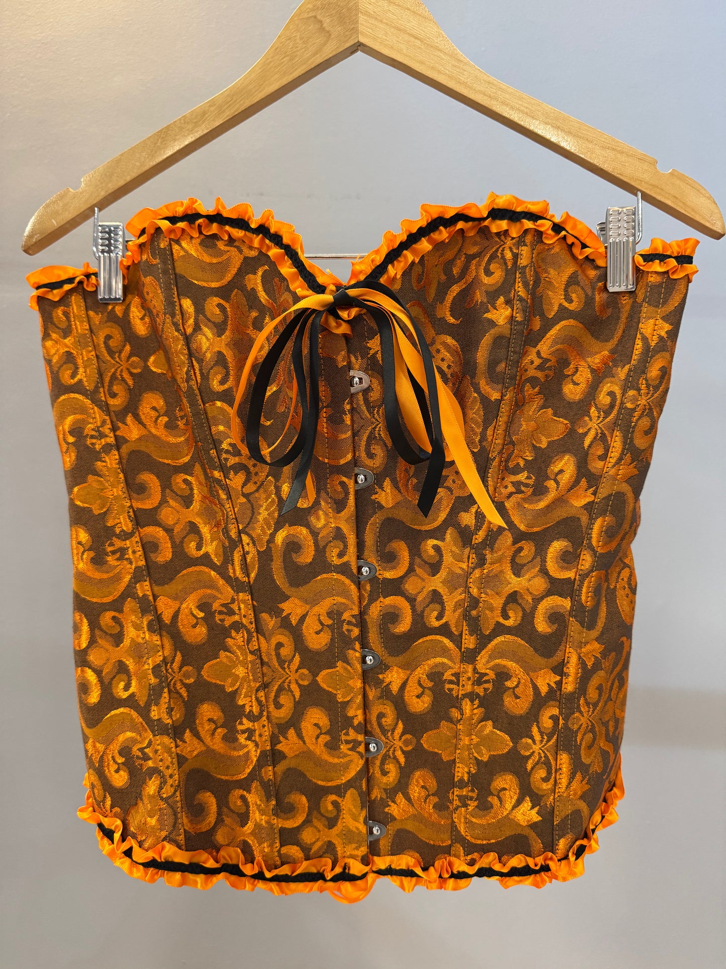 CORSÉ VICTORIANO NARANJO CON DETALLES NEGROS