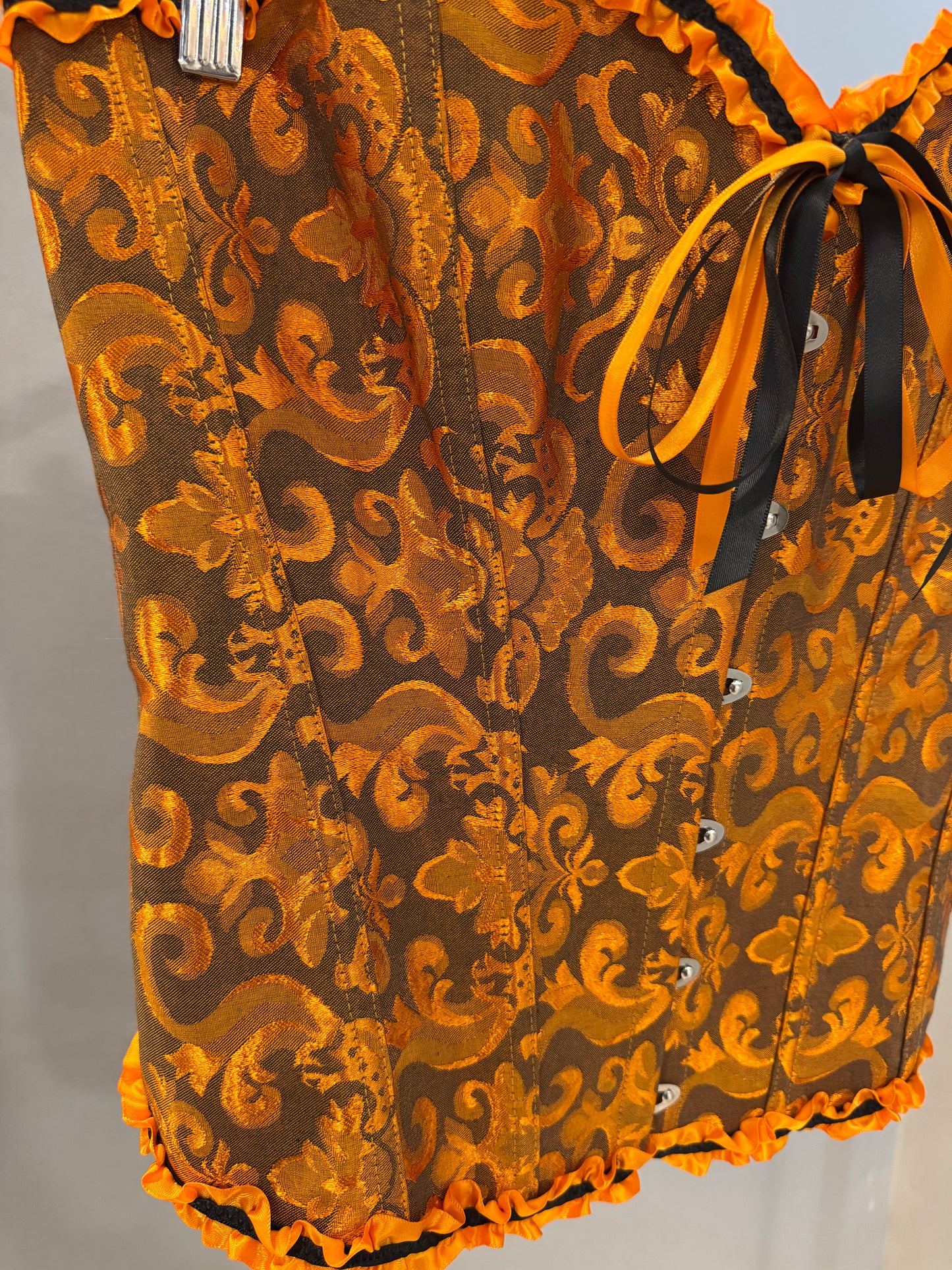 CORSÉ VICTORIANO NARANJO CON DETALLES NEGROS