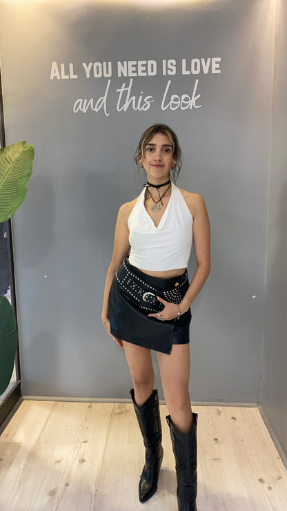 FALDASHORT ECOCUERO NEGRO CON DETALLES DORADOS