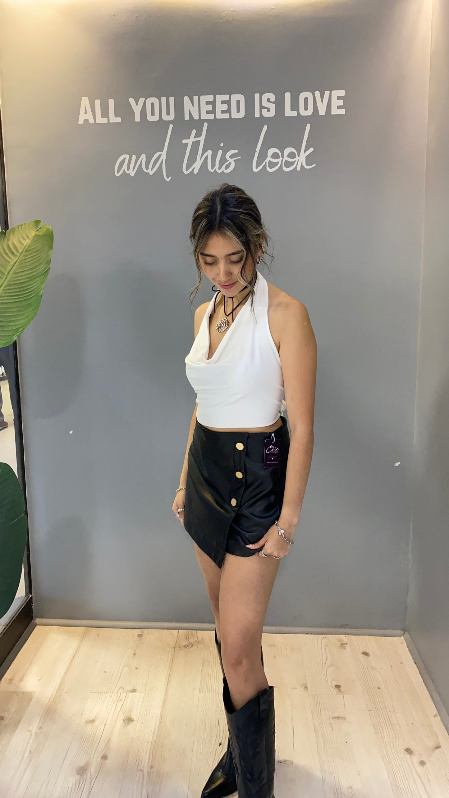 FALDASHORT ECOCUERO NEGRO CON DETALLES DORADOS