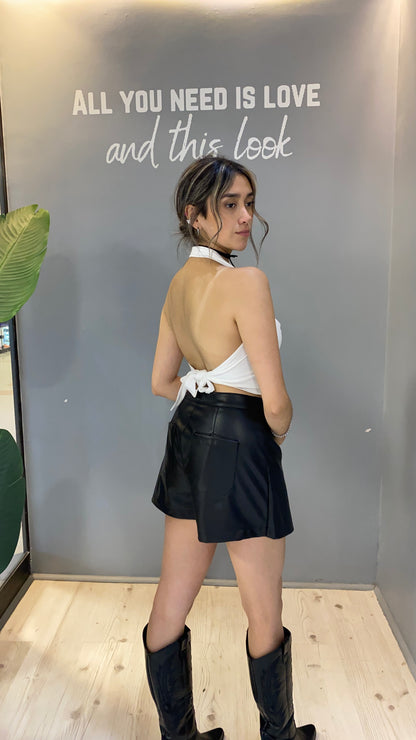 FALDASHORT ECOCUERO NEGRO CON DETALLES DORADOS