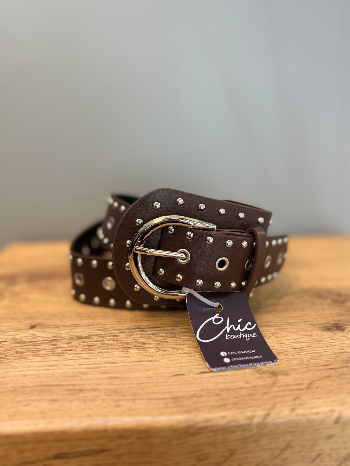 CINTURÓN MAXI TACHAS CAFÉ