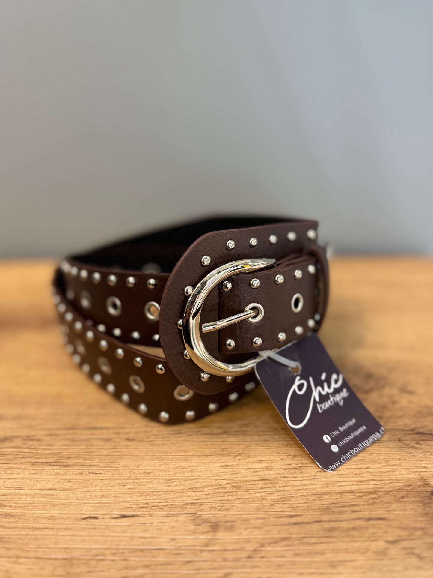 CINTURÓN MAXI TACHAS CAFÉ