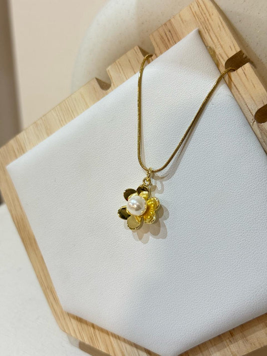 COLLAR DE FLOR CON PERLA