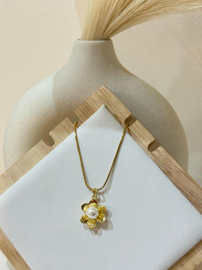 COLLAR DE FLOR CON PERLA