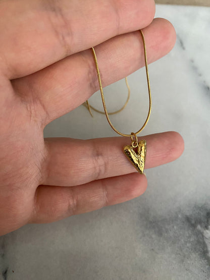 COLLAR CORAZÓN DORADO