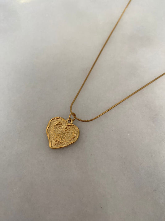 COLLAR CORAZÓN TALLADO